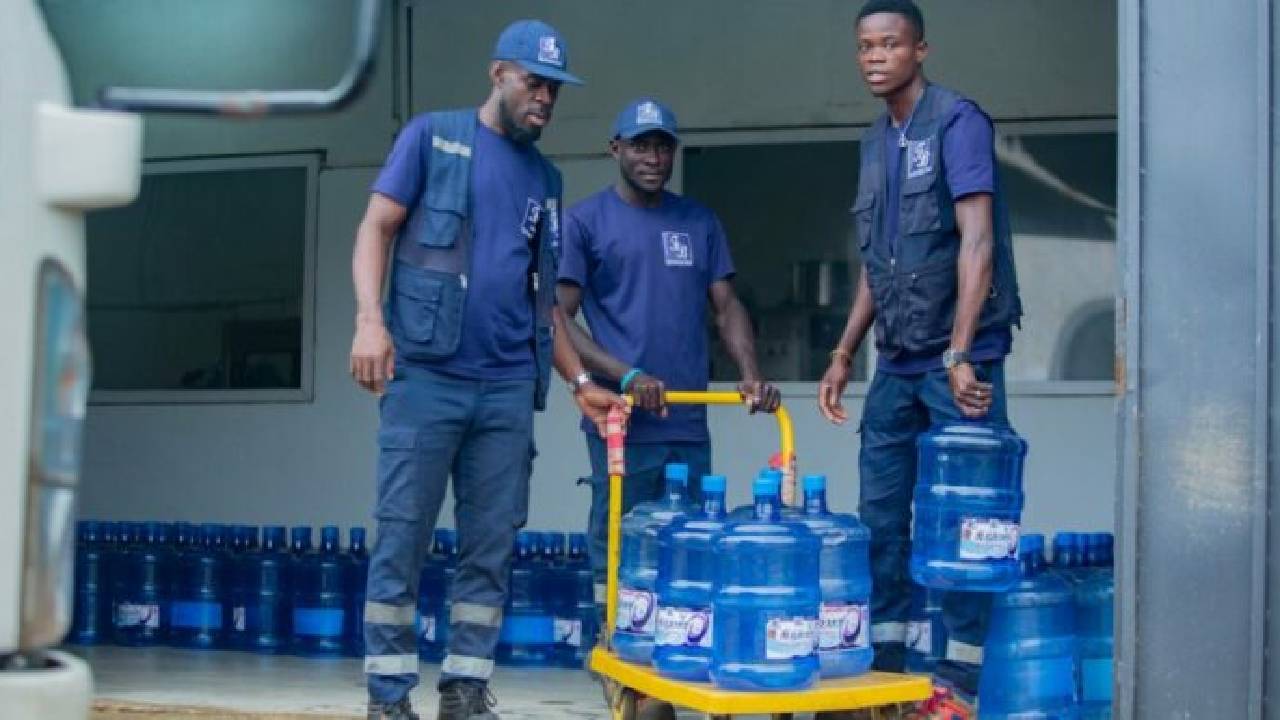 Société : À Abidjan, les microentrepreneurs de l’eau pallient les failles du service public