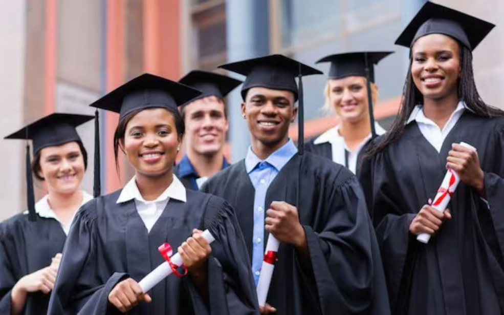 États-Unis : 70 000 dollars pour travailler après ses études, le nouveau verrou qui inquiète les étudiants étrangers