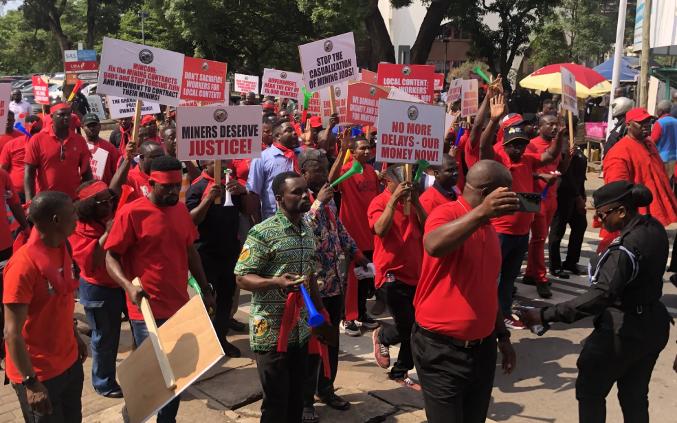 Ghana : Alors qu’Accra retrouve de l’espace budgétaire et paie ses créanciers, les mineurs réclament 34,5 millions de dollars bloqués depuis la crise financière