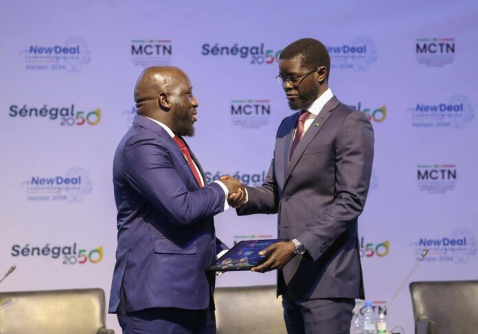 Le Sénégal lance le « New Deal Technologique » le 24 février 2025 pour devenir un leader numérique africain, visant à connecter ses 17 millions d’habitants, digitaliser l’état civil et booster les startups avec la « Startup Act ».