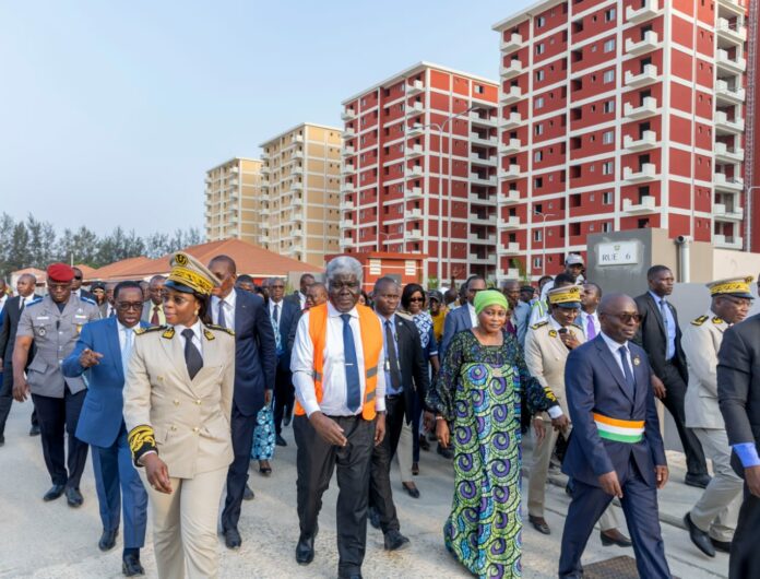 Le Premier Ministre, Ministre des Sports et du Cadre de Vie, Robert Beugré Mambé a procédé le 20 février 2025 à Modeste (Grand-Bassam), à la remise de 1405 clés aux souscripteurs du Programme Présidentiel de Construction de Logements Sociaux et Economiques (PPCLSE)