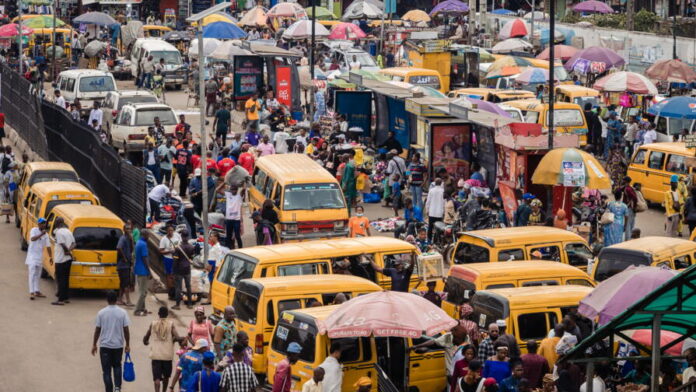 effondrement de la monnaie explosion des prix du carburant au nigeria la crise economique affame des millions de personnes.