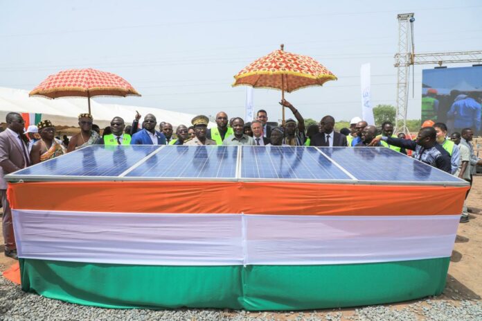 Mamadou Sangafowa-Coulibaly, ministre des Mines, du Pétrole et de l'Energie a procédé le jeudi 27 février 2025 à la pose de la première pierre de la centrale solaire photovoltaïque de Bondoukou (Takoutou).